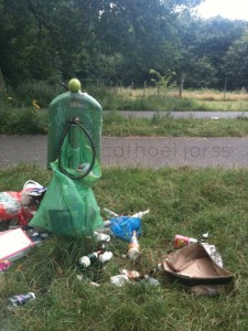 H2O HoL lakeside trash bin