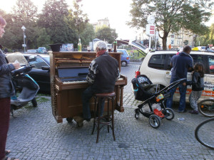 H2O HoL browsing piano player